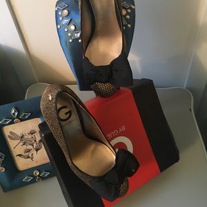 Guess Valdoso Gold and Black pumps